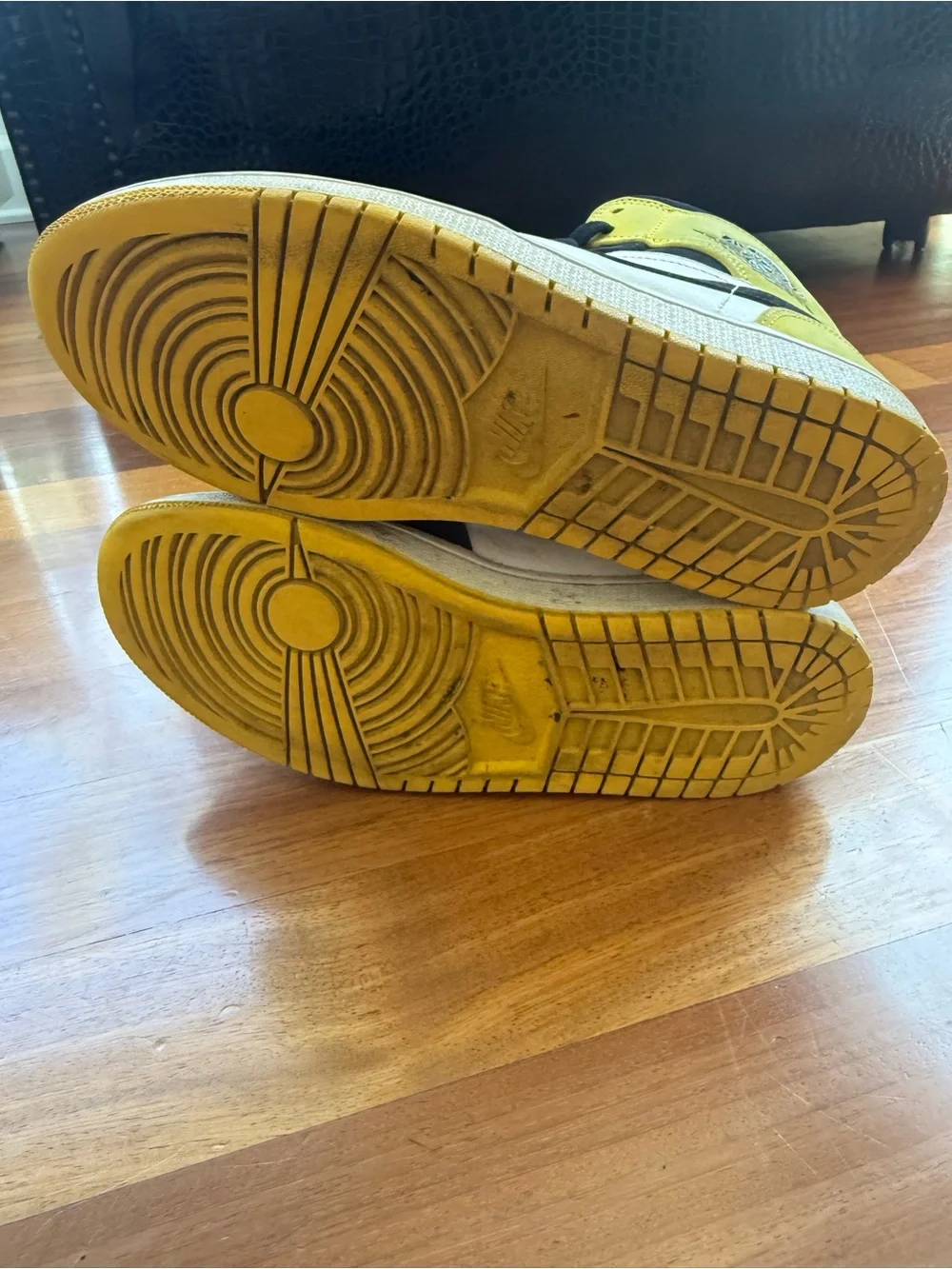 Air Jordan 1 Mid SE 'Yellow Toe' (2019)